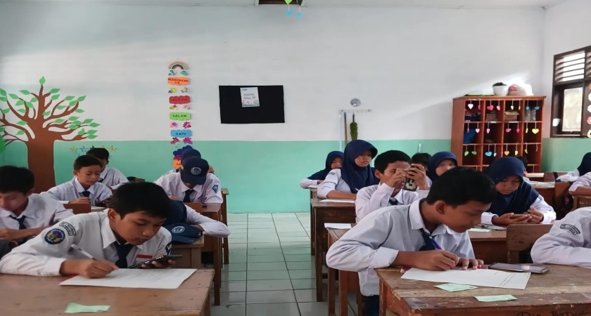 Hari pertama pelaksanaan Sumatif Akhir Semester (SAS) dan Penilaian Akhir Semester (PAS) Hari Pertama di SMP Negeri 1 Pasawahan